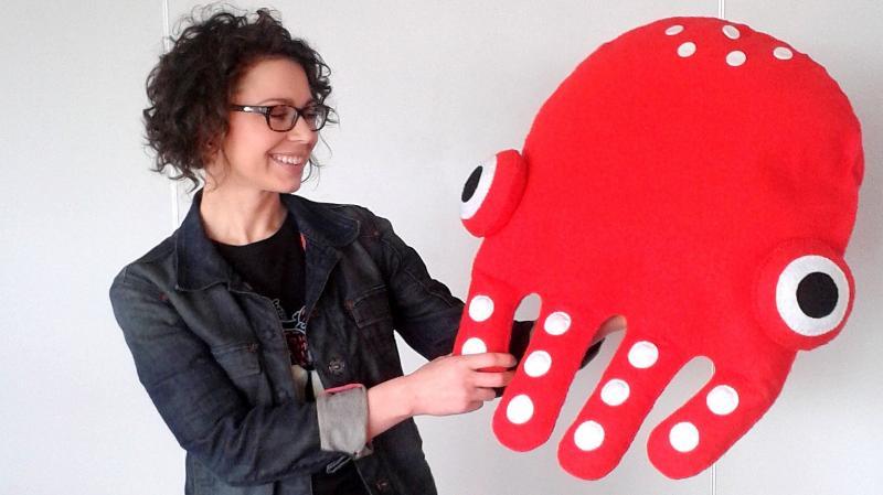 Weronika Płaczek prezentuje festiwalową maskotkę - ośmiornicę Basię. Fot. Bogumiła Wresiło Radio PIK